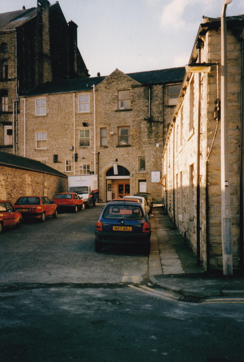 Cobden Mill Engine House from Square St houses on left and right of picture  Demolished to make way for Aldi and Car park
03-Shops, Restaurants and Hotels-02-Individual shops-001-Supermarkets
Keywords: 1980