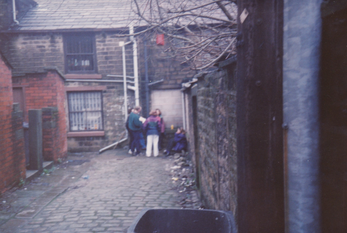 Back Street location unknowm (might be back of Square St towards Bridge St) 
17-Buildings and the Urban Environment-05-Street Scenes-026-Square Street area
Keywords: 1980