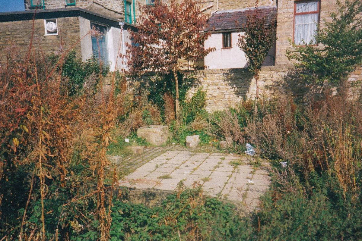 Dumped Rubbish Back yard on Square Street 
17-Buildings and the Urban Environment-05-Street Scenes-026-Square Street area
Keywords: 1980