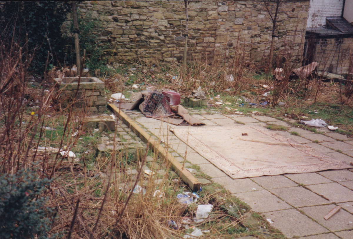 Dumped Rubbish Back yard on Square Street 
17-Buildings and the Urban Environment-05-Street Scenes-026-Square Street area
Keywords: 1980