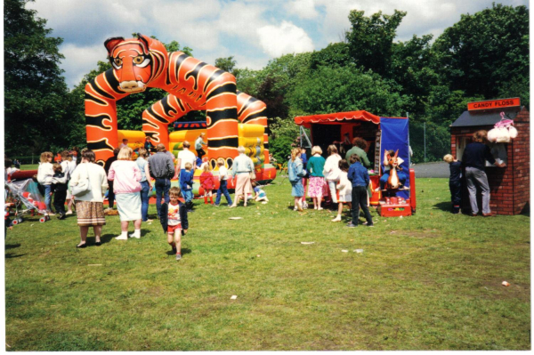 Country fair side shows in Nuttall Park
14-Leisure-01-Parks and Gardens-001-Nuttall Park General
Keywords: 1987