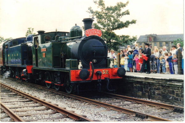 First steam train at the platform 
14-Leisure-04-Events-007-Return of Steam 1987
Keywords: 1987