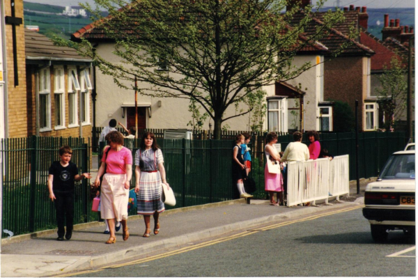 Coming out of school - Dundee Lane 
17-Buildings and the Urban Environment-05-Street Scenes-010-Dundee Lane
Keywords: 1987