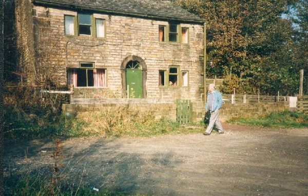 Cottage at Nuttall 
17-Buildings and the Urban Environment-05-Street Scenes-019-Nuttall area
Keywords: 1987