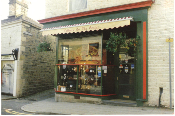 Cobblers to the Gentry , Bridge St
17-Buildings and the Urban Environment-05-Street Scenes-003-Bridge Street
Keywords: 1988