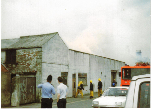 Fire at mill on  Railway St 
17-Buildings and the Urban Environment-05-Street Scenes-022-Railway Street
Keywords: 1988