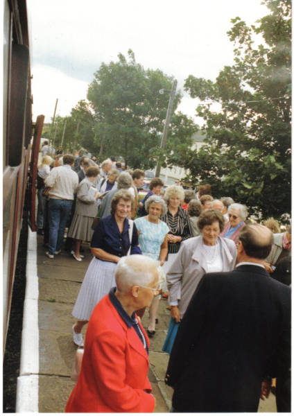 Return of the evacuees 
09-People and Family-02-People-000-General
Keywords: 1989