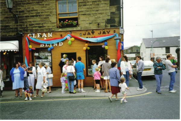 Waiting for the Circus  outside clean a blind shop, became Murrays on Bridge Street
17-Buildings and the Urban Environment-05-Street Scenes-003-Bridge Street
Keywords: 1989