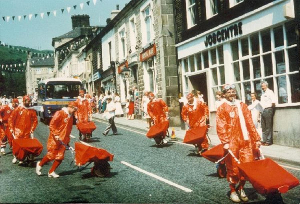 The Red Barrows display team on Bridge St 
17-Buildings and the Urban Environment-05-Street Scenes-003-Bridge Street
Keywords: 1989