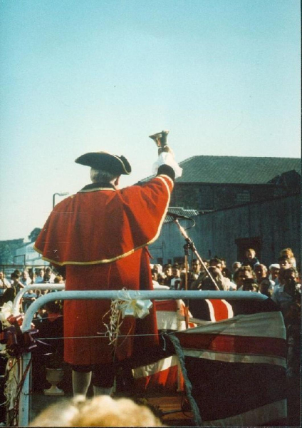 Town Crier opening of station 
09-People and Family-02-People-000-General
Keywords: 1989