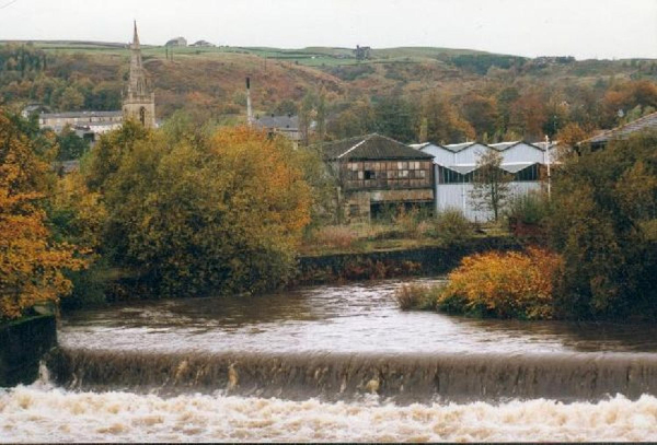 Weir from Peel Brow Bridge 
17-Buildings and the Urban Environment-05-Street Scenes-021-Peel Brow area
Keywords: 1989