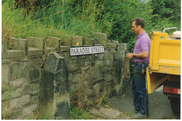 A new sign for Paradise St, Ramsbottom
17-Buildings and the Urban Environment-05-Street Scenes-020-Paradise Street
Keywords: 1990