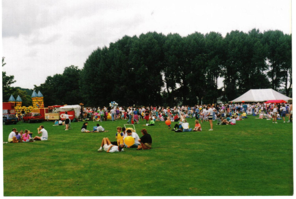 The Teddy Bears picnic in Nuttall Park
14-Leisure-01-Parks and Gardens-001-Nuttall Park General
Keywords: 1990