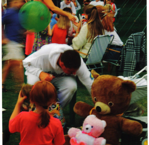 Teddy Bears picnic 
09-People and Family-02-People-000-General

Keywords: 1990