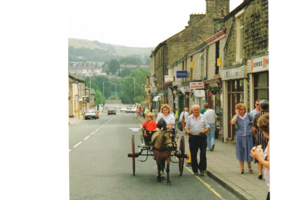 Pony and trap rides on Bridge Street
17-Buildings and the Urban Environment-05-Street Scenes-003-Bridge Street
Keywords: 1990