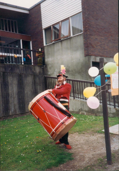 Punch and Judy Man outside Ramsbottom Library
09-People and Family-02-People-000-General
Keywords: 1991