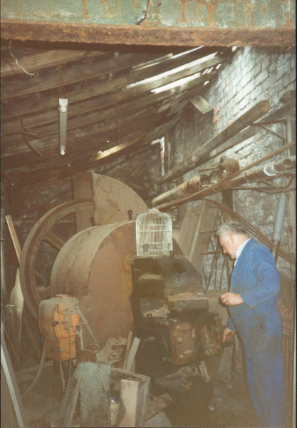 90 year old machine at Claytons Blacksmiths on Paradise Street
09-People and Family-02-People-000-General
Keywords: 1991