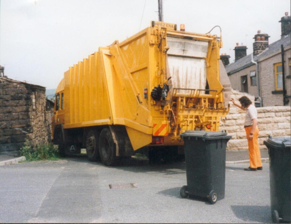 '' Whoops '' - A Tight Entry  - Dustbin lorry on unknown street
17-Buildings and the Urban Environment-05-Street Scenes-000-General
Keywords: 1991