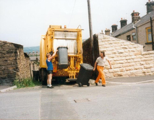 Wheely Bins being put on the lorry 
17-Buildings and the Urban Environment-05-Street Scenes-000-General
Keywords: 1991