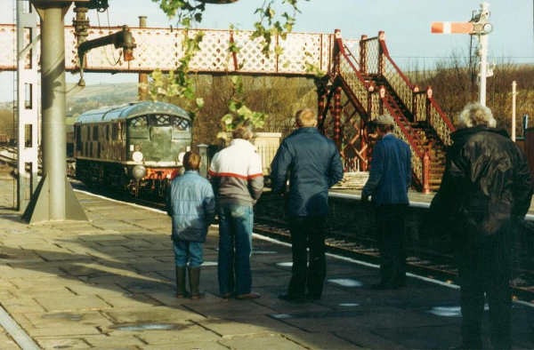 ''Watching'' a train at Ramsbottom station
16-Transport-03-Trains and Railways-000-General
Keywords: 1991