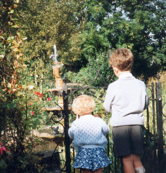 The magic fountain -  at the Old mill 
09-People and Family-02-People-000-General
Keywords: 1991