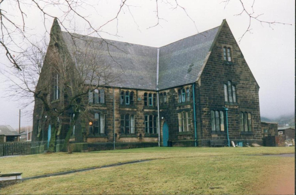 Old Stubbins School
17-Buildings and the Urban Environment-05-Street Scenes-027-Stubbins Lane and Stubbins area
Keywords: 1991