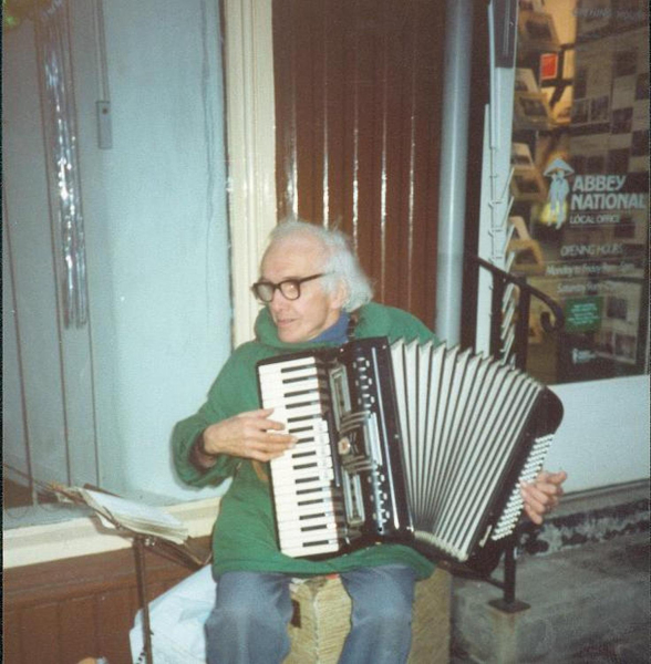 Street Musician 
09-People and Family-02-People-000-General
Keywords: 1992