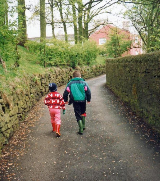 Up Plunge - 2 children walking up the road 
17-Buildings and the Urban Environment-05-Street Scenes-011-Edenfield
Keywords: 1992