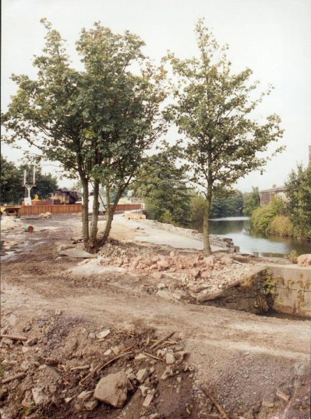 Building the riverside walk the Wharf
17-Buildings and the Urban Environment-05-Street Scenes-003-Bridge Street
Keywords: 1993