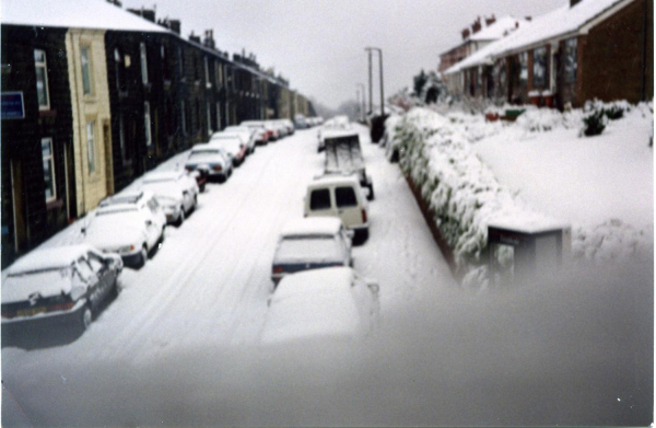 Who would have a car ?  Street scene covered in snow
17-Buildings and the Urban Environment-05-Street Scenes-000-General
Keywords: 1994