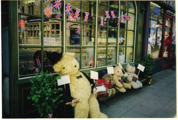 Toys and Teddies - 50th Anniversary of V.E day 
17-Buildings and the Urban Environment-05-Street Scenes-003-Bridge Street
Keywords: 1995