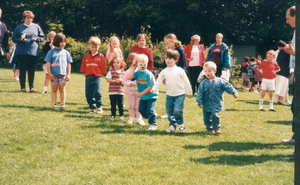 Children's games - Edenfield
17-Buildings and the Urban Environment-05-Street Scenes-011-Edenfield
Keywords: 1996