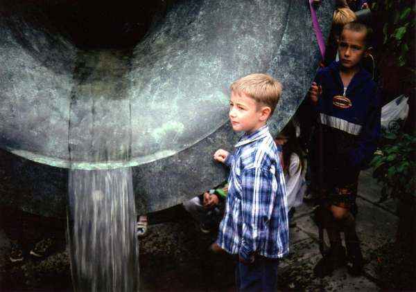 Joel Duncan - winner of Ramsbottom in Bloom painting competition unveils the vase
17-Buildings and the Urban Environment-05-Street Scenes-017-Market Place
Keywords: 1998