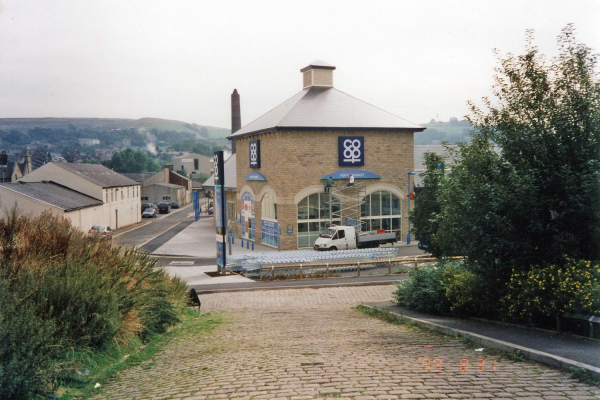 Finishing touches to the Co-op 
03-Shops, Restaurants and Hotels-02-Individual shops-001-Supermarkets
Keywords: 1999