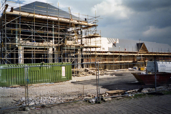 New Co-op store - working on the roof 
03-Shops, Restaurants and Hotels-02-Individual shops-001-Supermarkets
Keywords: 1999