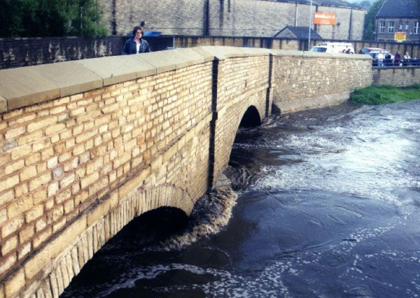 Peel Bridge
17-Buildings and the Urban Environment-05-Street Scenes-021-Peel Brow area
Keywords: 2002