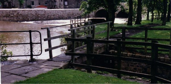 River Irwell by the Wharf - Peel Bridge
17-Buildings and the Urban Environment-05-Street Scenes-021-Peel Brow area
Keywords: 2002