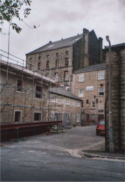 New house on Old Ground Mill Site  - Square Street
17-Buildings and the Urban Environment-05-Street Scenes-026-Square Street area
Keywords: 2003