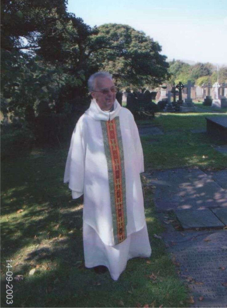 Rev David Evans after morning service - Edenfield Parish
to be catalogued
Keywords: 2003