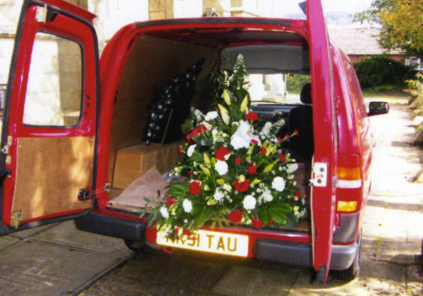 Preperations for a wedding at St Paul's Church, Bridge Street
17-Buildings and the Urban Environment-05-Street Scenes-003-Bridge Street
Keywords: 2006