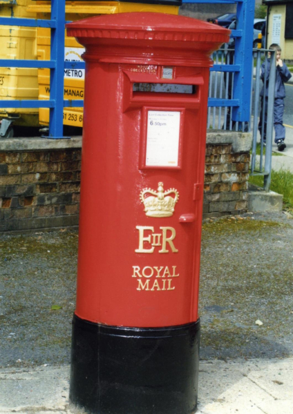 Graham Twidale paints gilding on postboxes 
09-People and Family-02-People-000-General
Keywords: 2007