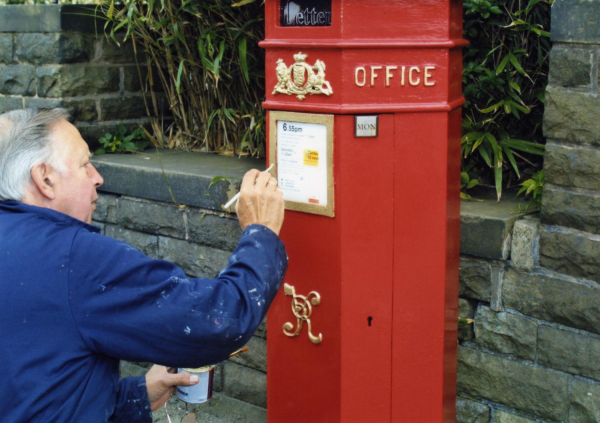 Graham Twidale paints gilding on postboxes 
09-People and Family-02-People-000-General
Keywords: 2007