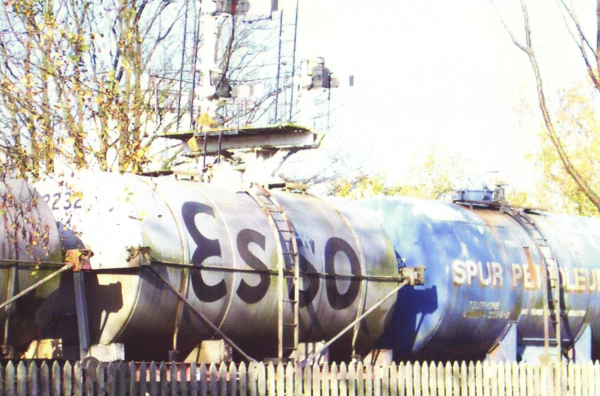 View of train esso container from Ramsbottom wharf
16-Transport-03-Trains and Railways-000-General
Keywords: 2007