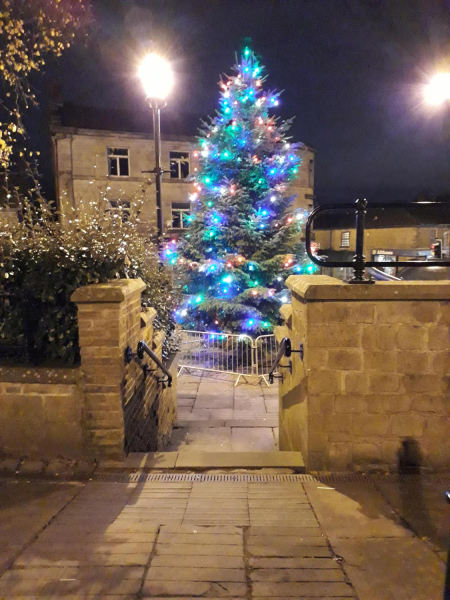 Christmas Tree Market Place  
17-Buildings and the Urban Environment-05-Street Scenes-017-Market Place
Keywords: 2017