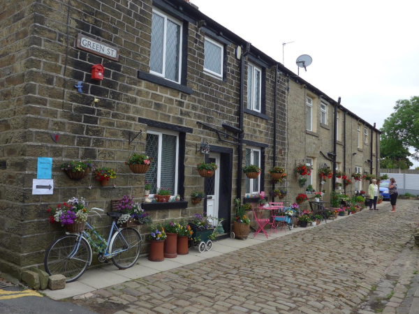 Garden Trail organised by Edenfield and District Horticultural Society
17-Buildings and the Urban Environment-05-Street Scenes-011-Edenfield
Keywords: 2018