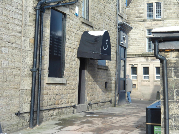 Side of Signature looking towards Bridge Street
17-Buildings and the Urban Environment-05-Street Scenes-003-Bridge Street
Keywords: 2019