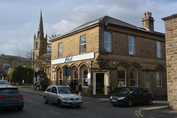 Bridge Street - Velvet occupying the old Nat West bank building
17-Buildings and the Urban Environment-05-Street Scenes-003-Bridge Street
Keywords: 2019