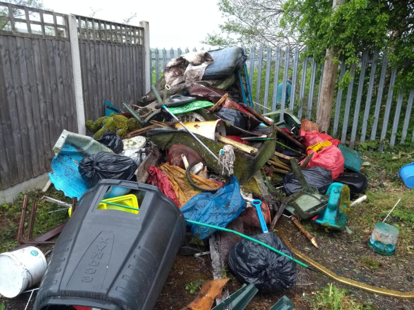 Litter Picking on Peel Brow Estate.jpg 
17-Buildings and the Urban Environment-05-Street Scenes-021-Peel Brow area
Keywords: 2019