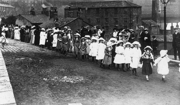 1915 Whit Walks, New Jerusalem Church. On Callender St at the bottom of Rostrons Road
17-Buildings and the Urban Environment-05-Street Scenes-005-Callender to Albert Street
Keywords: 1915