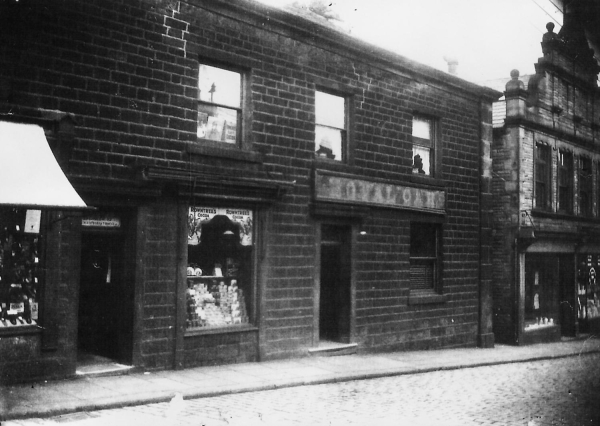 Royal Oak, Bridge Street, with next door Primitive Methodist chapel, used as Co-op, now Antiques shop
17-Buildings and the Urban Environment-05-Street Scenes-003-Bridge Street
Keywords: 1915